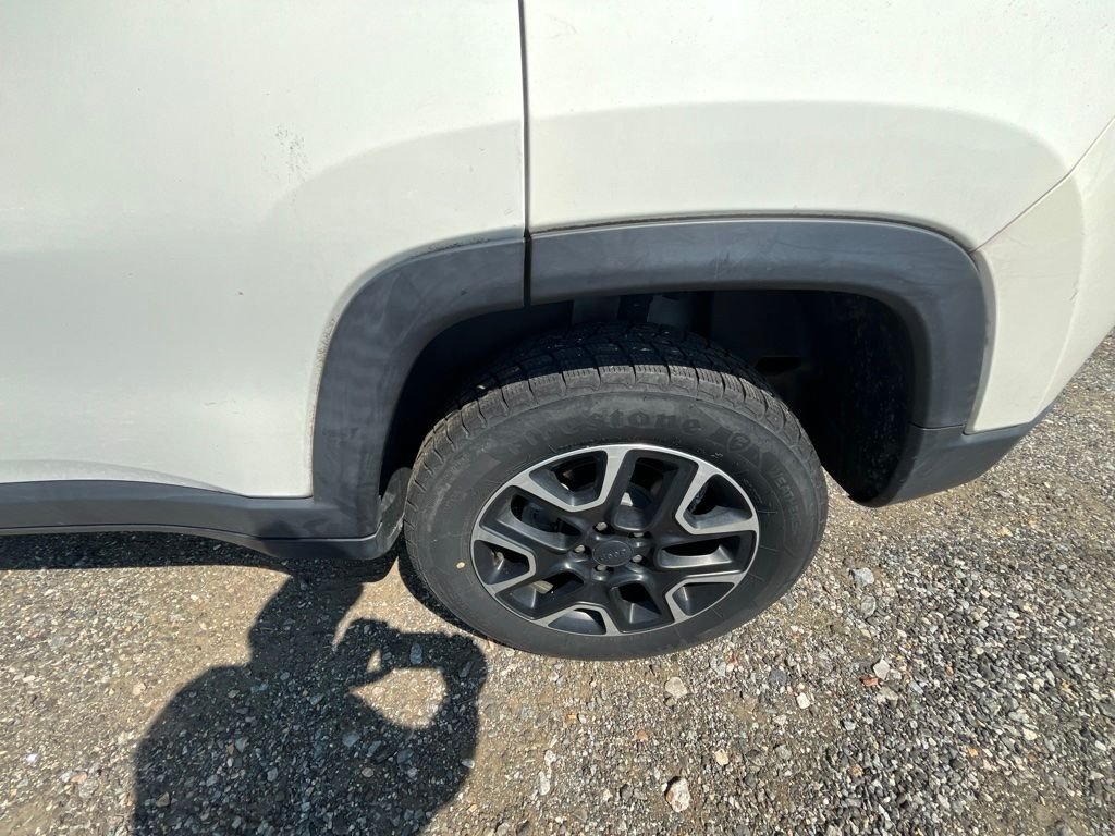 Used 2021 White Jeep Trailhawk image 24