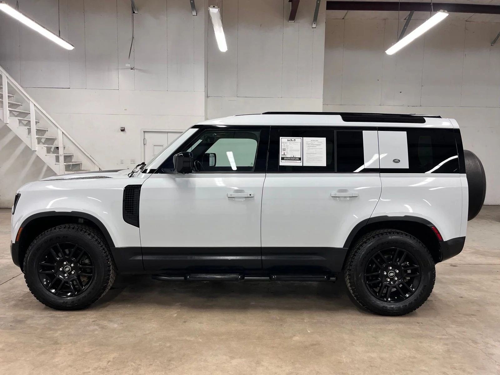 Used 2022  Land Rover S image 4