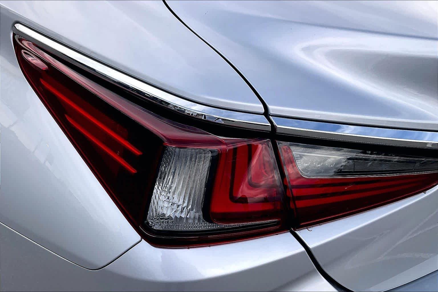 Used 2019 Silver Lining Metallic Lexus  image 28