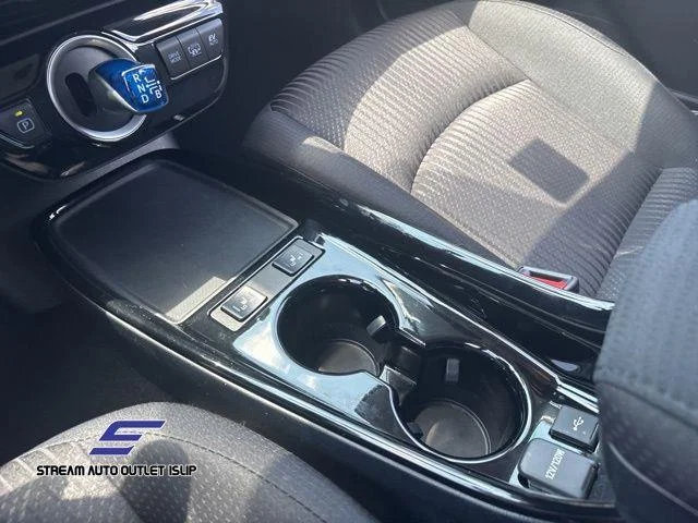 Used 2022 Silver Toyota LE image 35