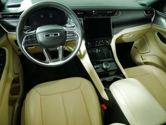 Used 2023 Silver Jeep Limited image 4
