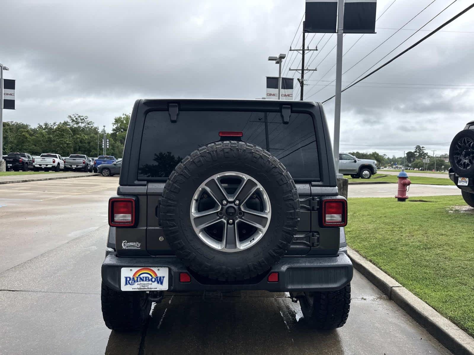 Used 2018  Jeep Sahara image 6