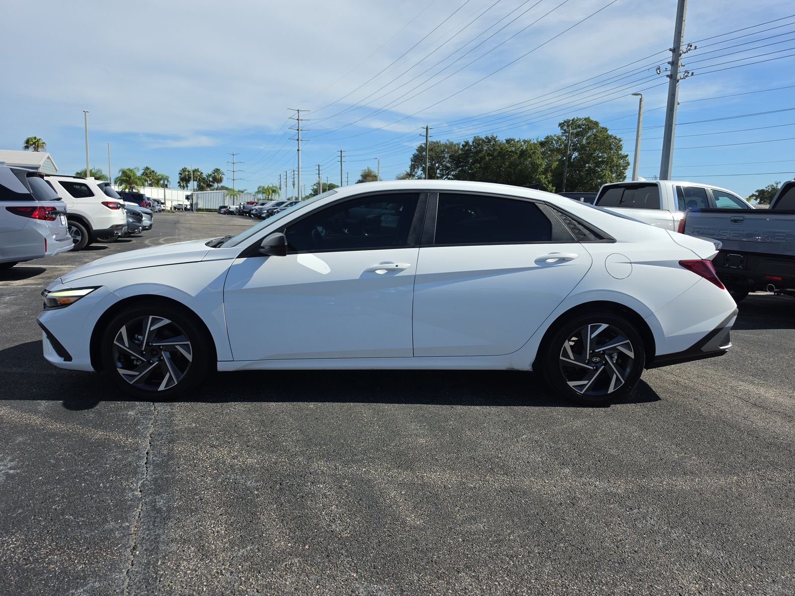 Used 2025 White Hyundai SEL Sport image 6