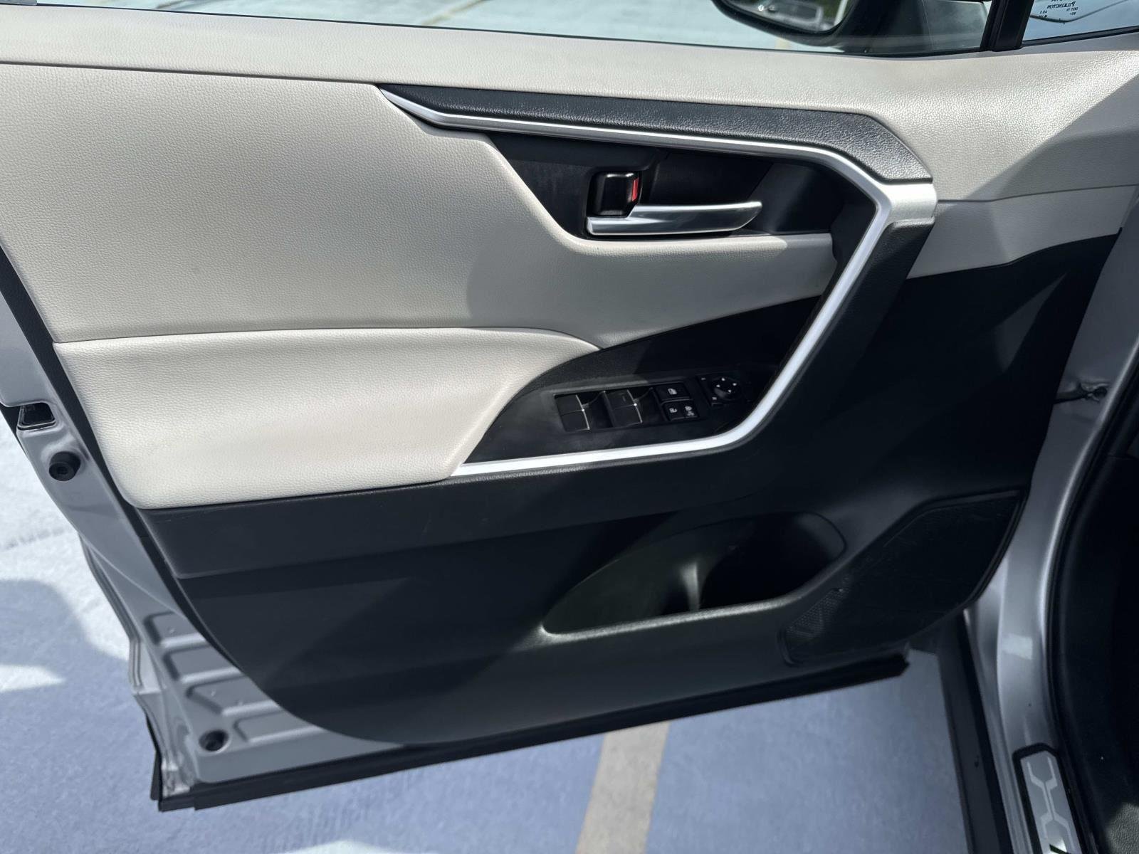 Used 2021 Silver Sky Metallic Toyota XLE Premium image 19