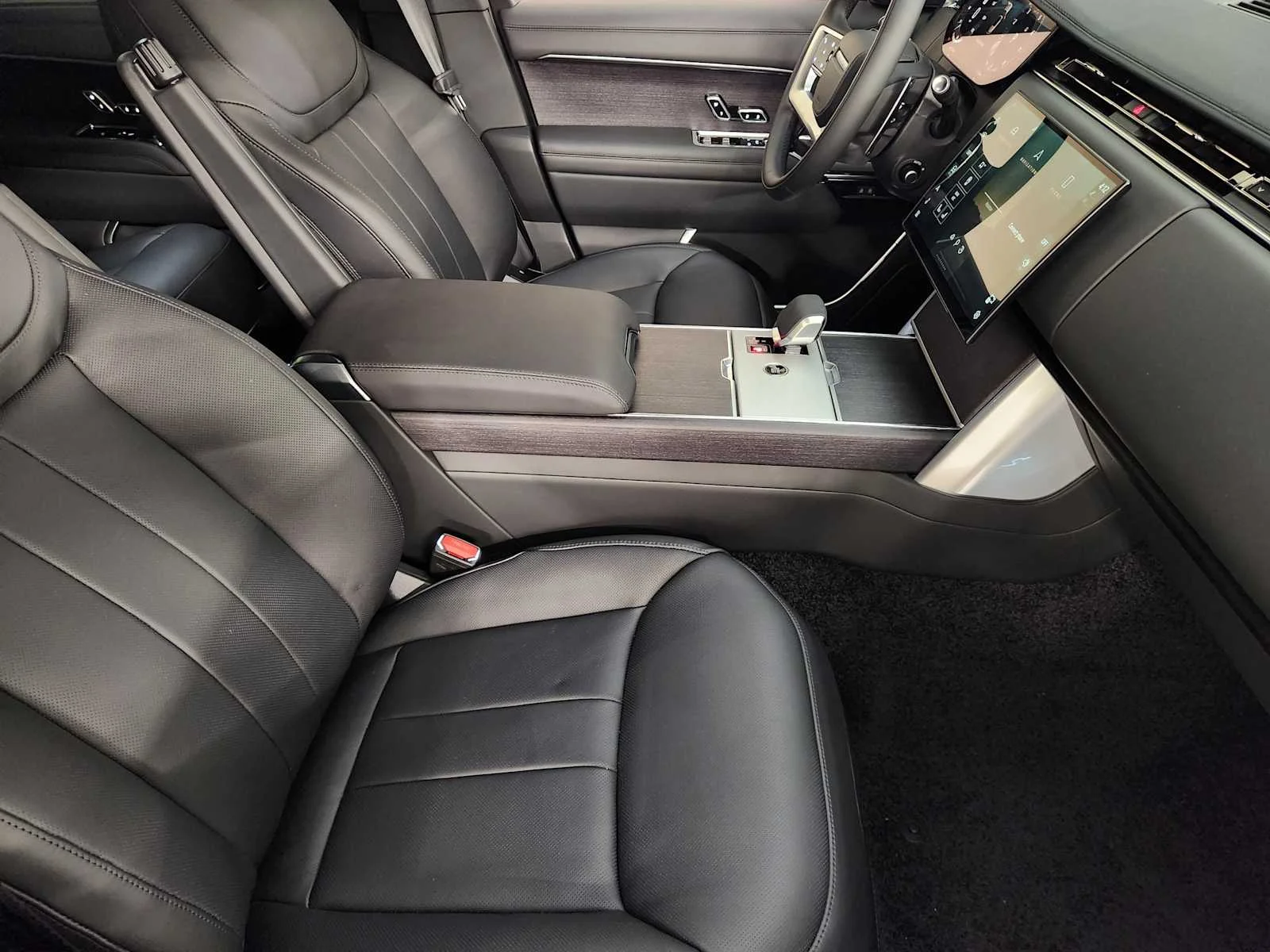 New 2026 Santorini Black Metallic Land Rover SE - P530 LWB 7 Seat image 5