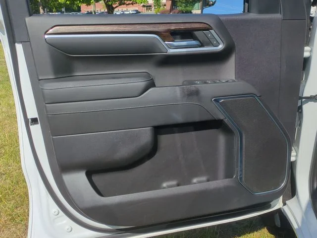 Used 2022 White GMC Elevation image 19