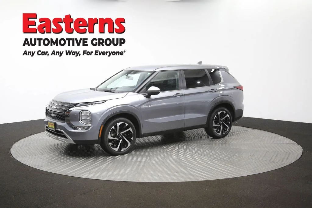 Used 2023 Silver Mitsubishi SE image 57