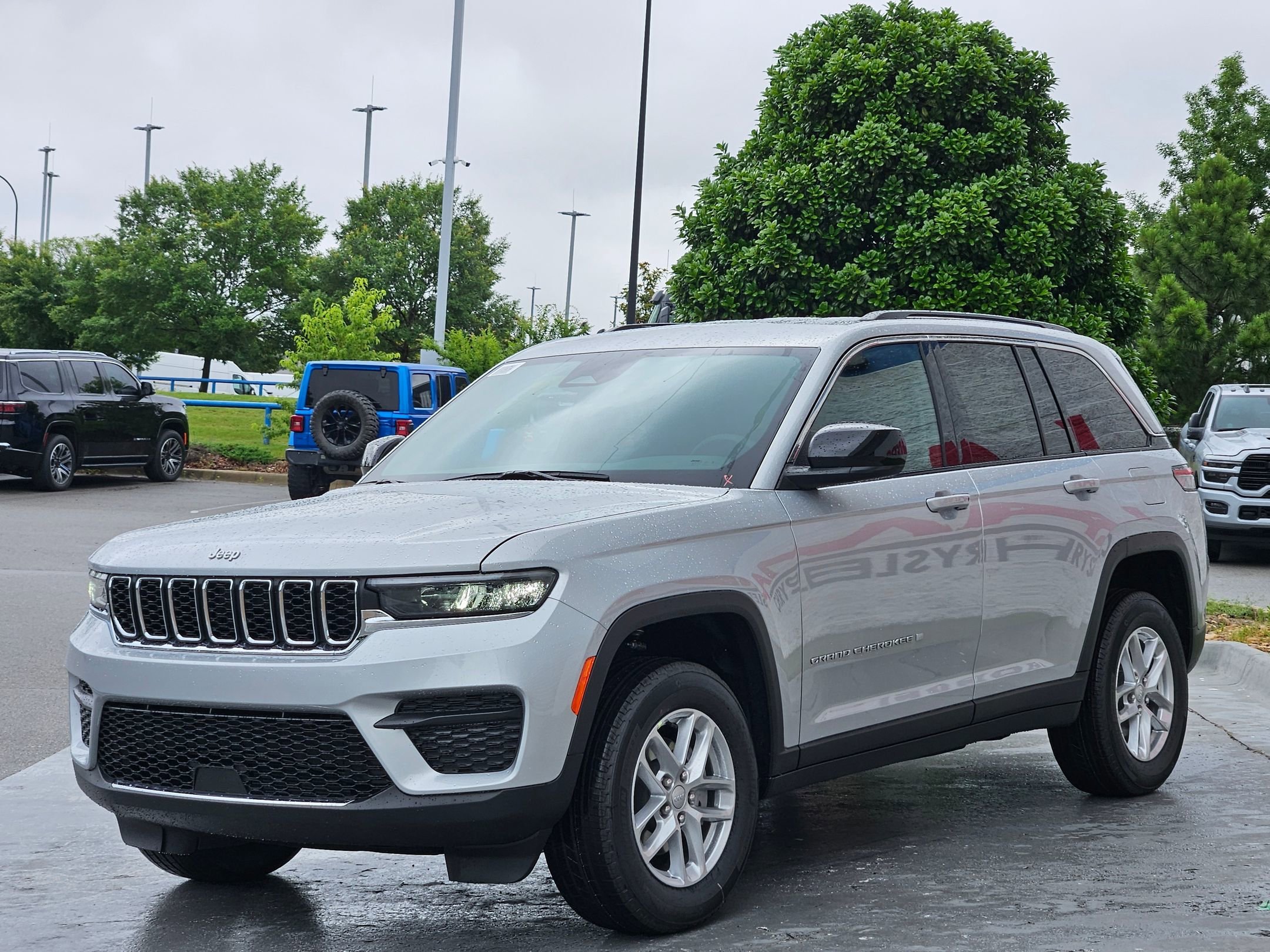 New 2026 Silver Zynith Exterior Paint Jeep Laredo image 3