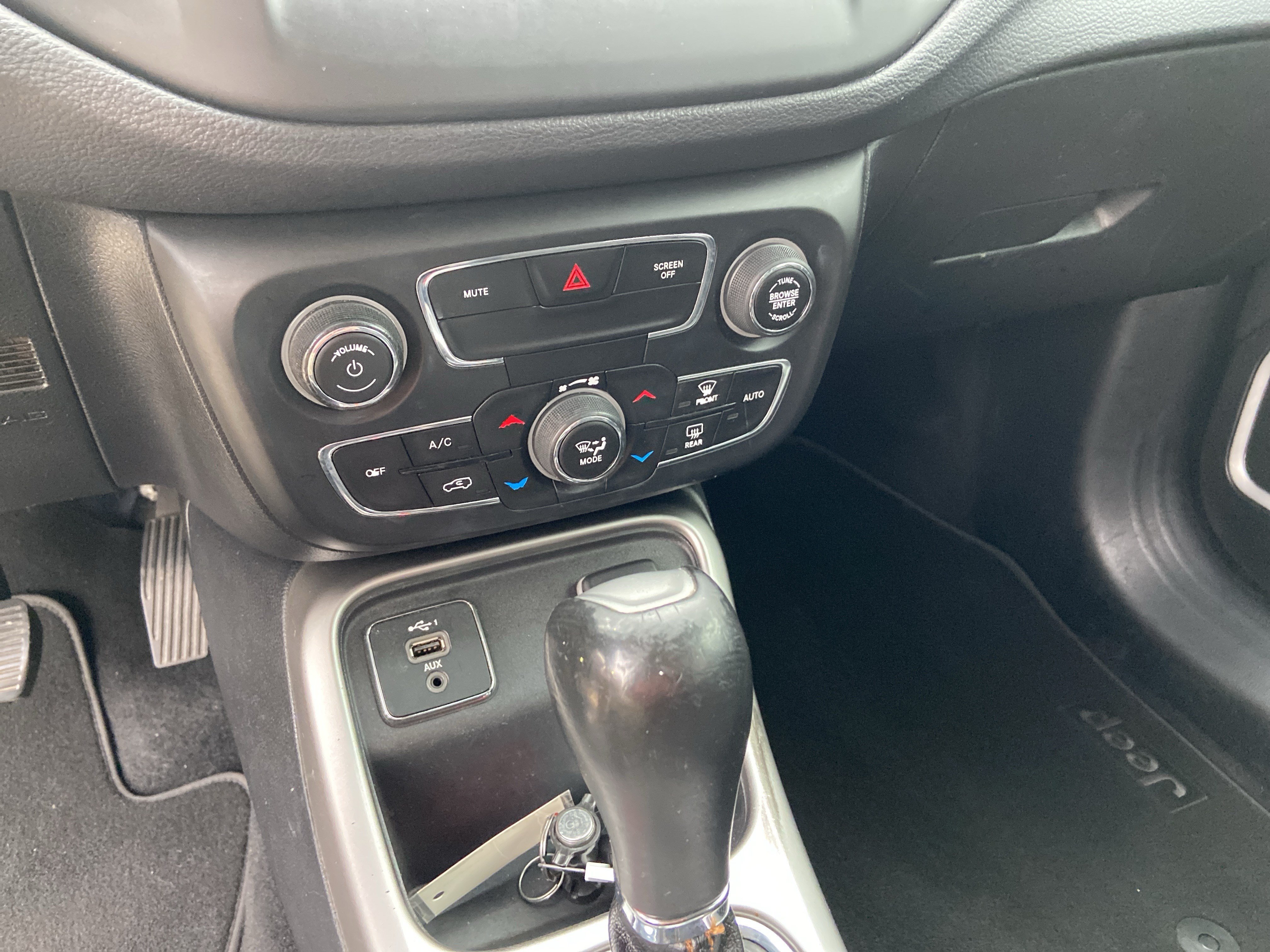 Used 2019 Billet Silver Metallic Clearcoat Jeep Latitude image 33