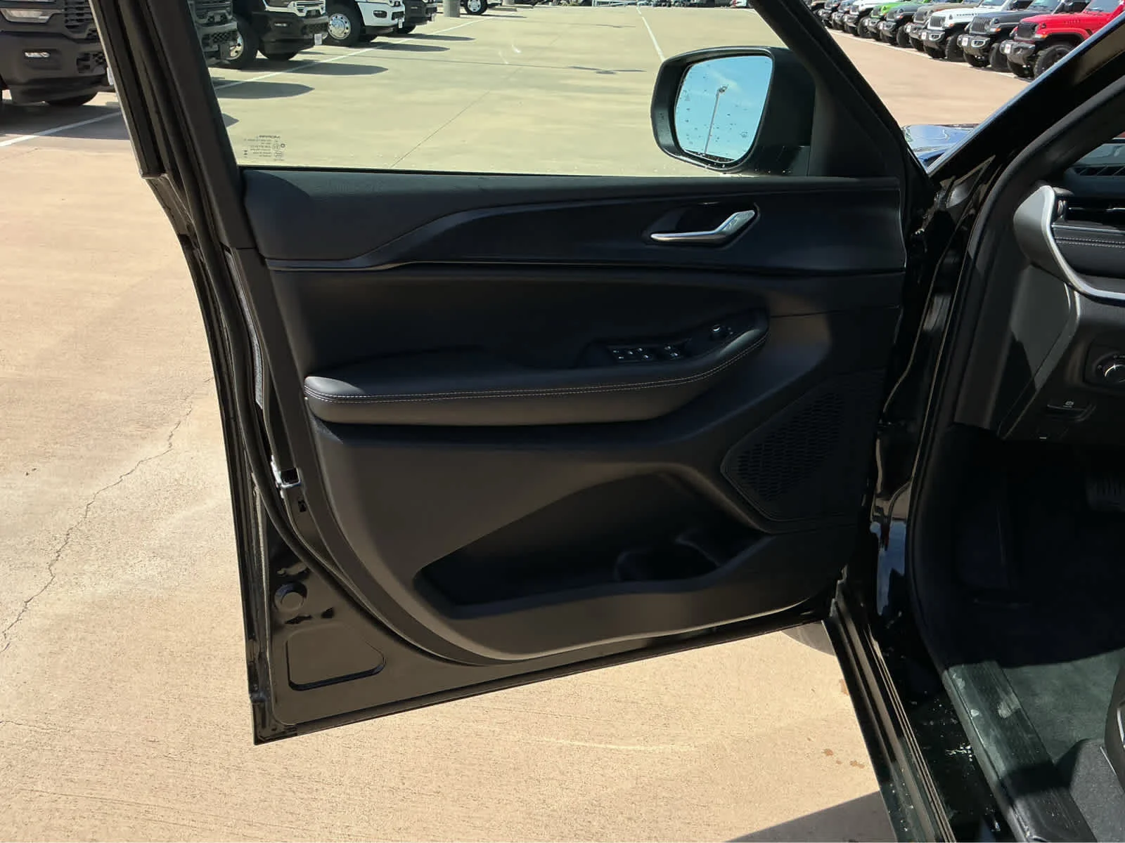 New 2026 Diamond Black Crystal Pearl-Coat Exterior Paint Jeep Laredo X image 14