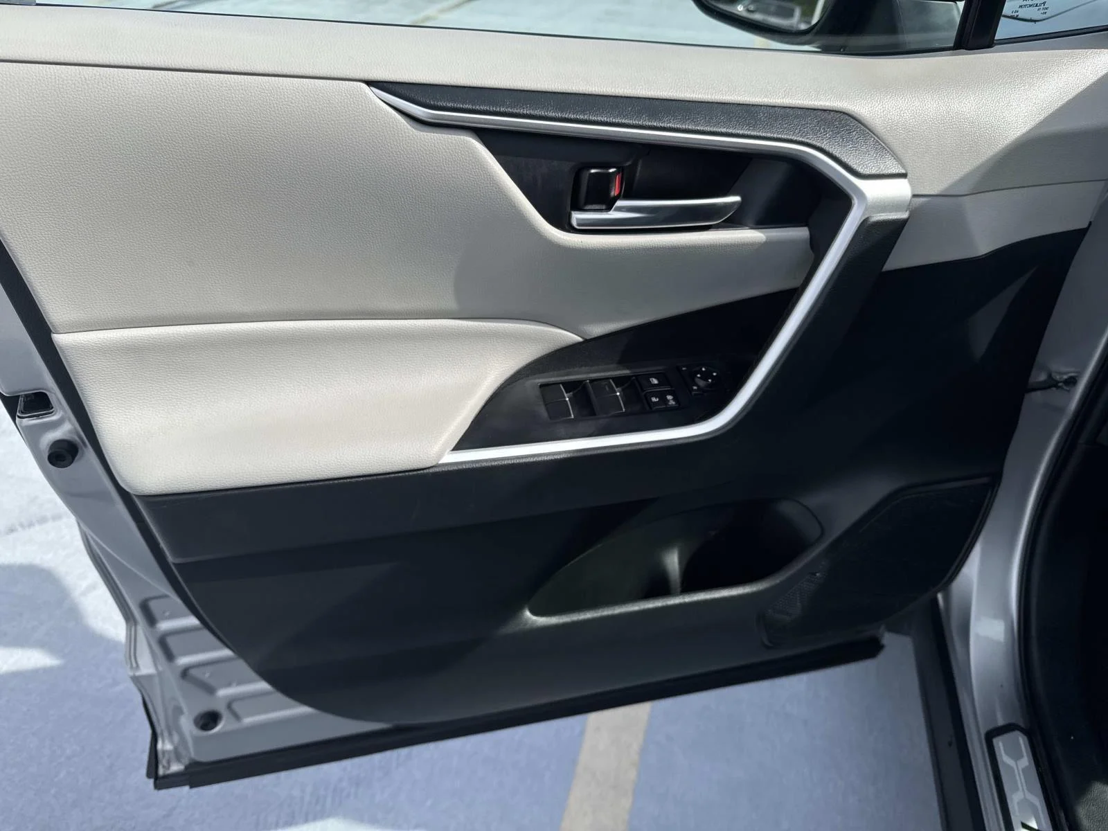 Used 2021 Silver Sky Metallic Toyota XLE Premium image 19