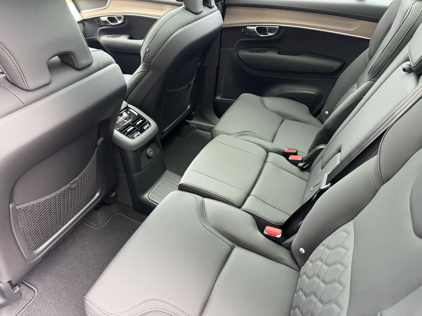 New 2026 Gray Volvo T8 Plus image 4