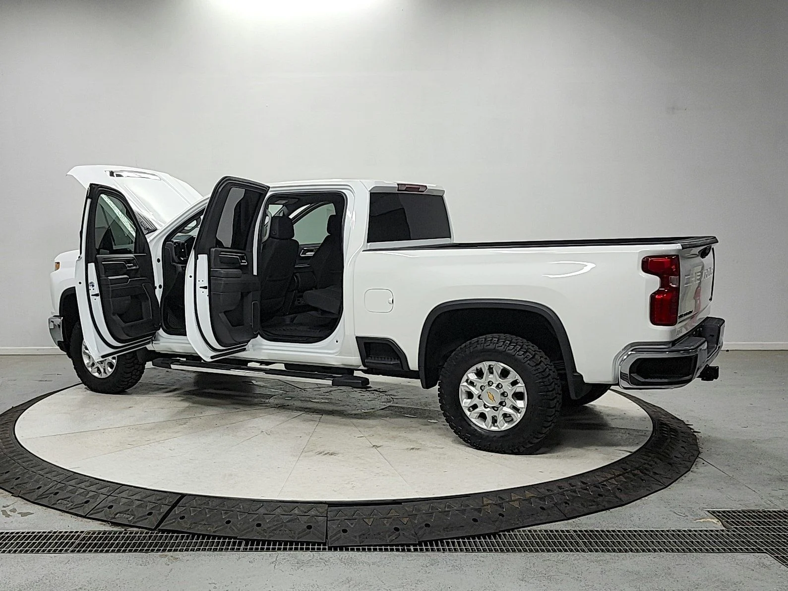 Used 2024 White Chevrolet LT image 13
