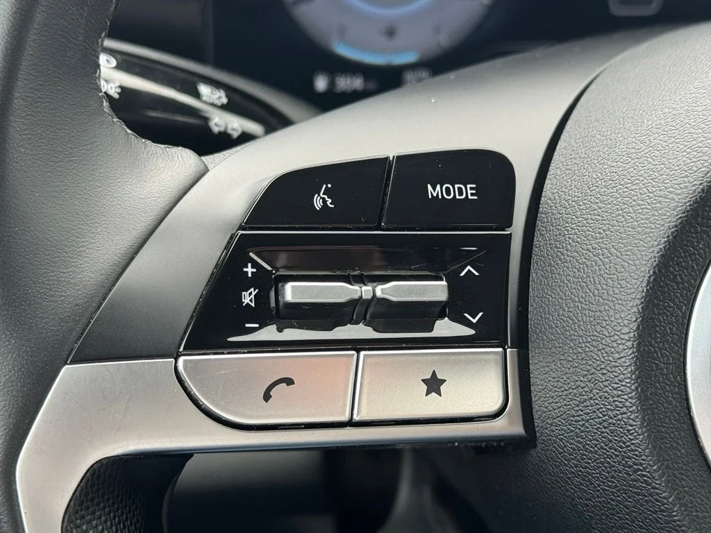 Used 2025 White Hyundai SEL Convenience image 23