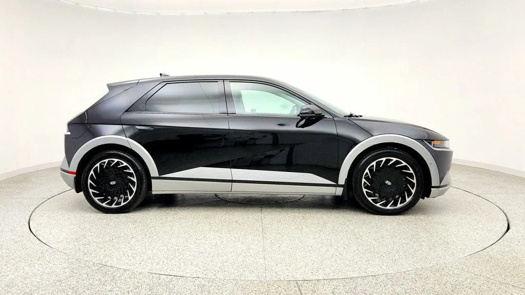 Used 2024 Abyss Black Hyundai Limited AWD Long Range image 4