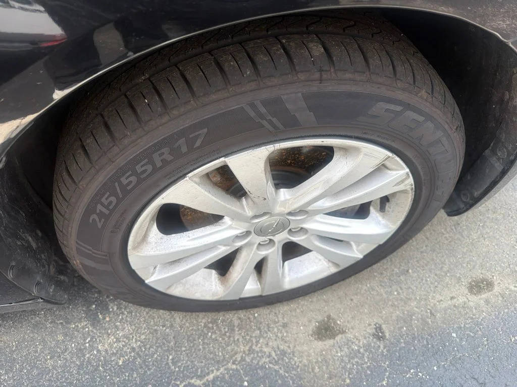 Used 2017 Black Chrysler LX image 10