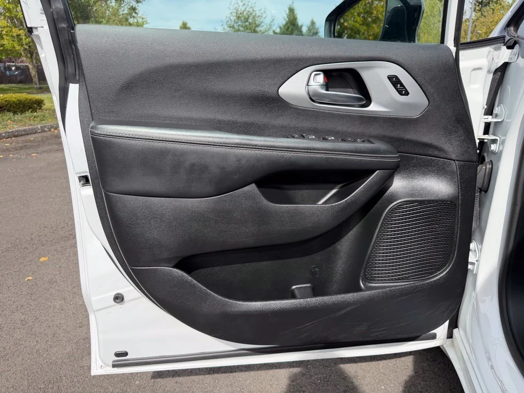 Used 2025 Bright White Clearcoat Chrysler Limited image 11