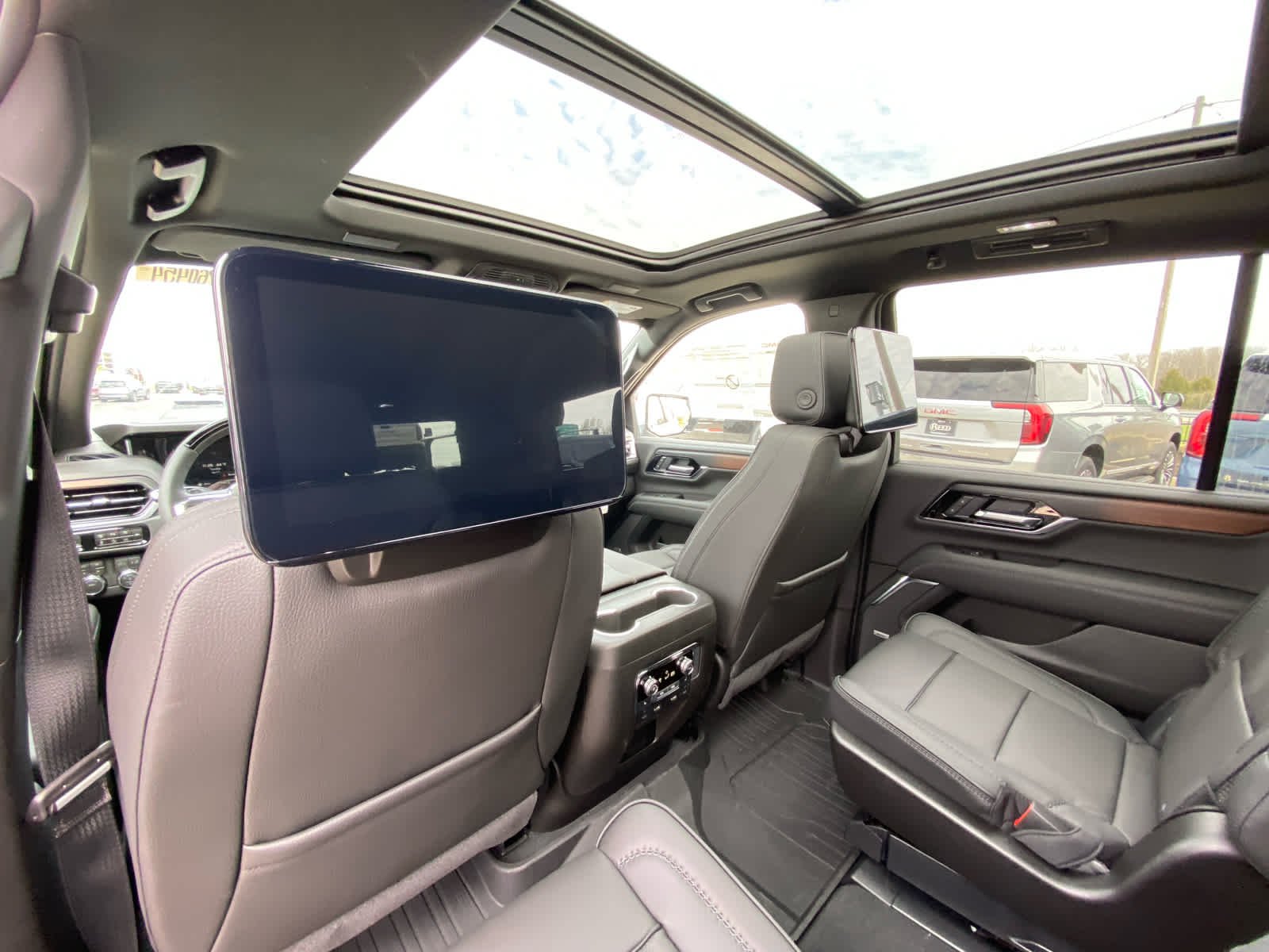 2026 GMC Yukon Denali - Photo 28