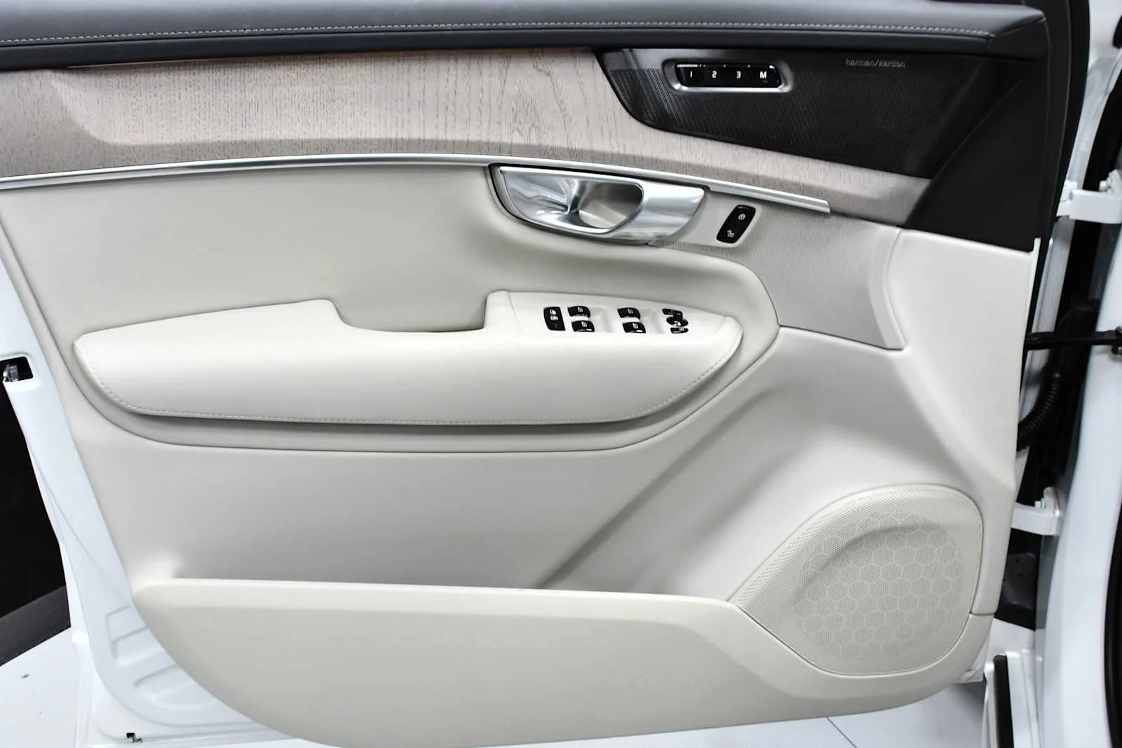 Used 2026 Crystal White Pearl Volvo Ultra image 14