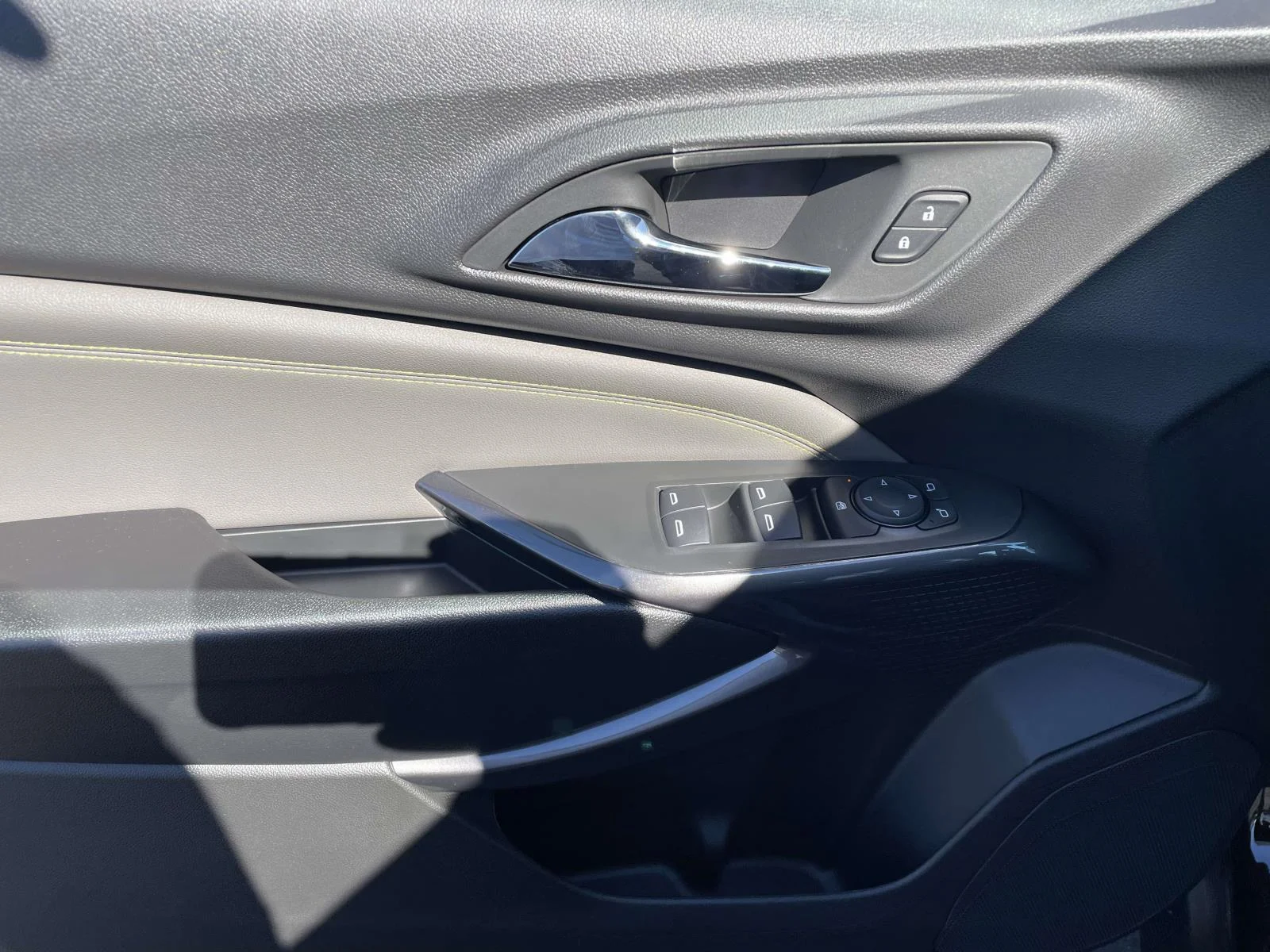 New 2026 Mosaic Black Metallic Chevrolet ACTIV image 14
