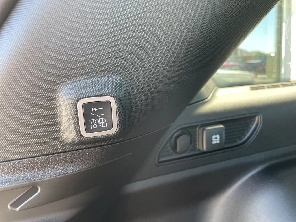 New 2025 Silver Zynith Exterior Paint Jeep Altitude X image 12