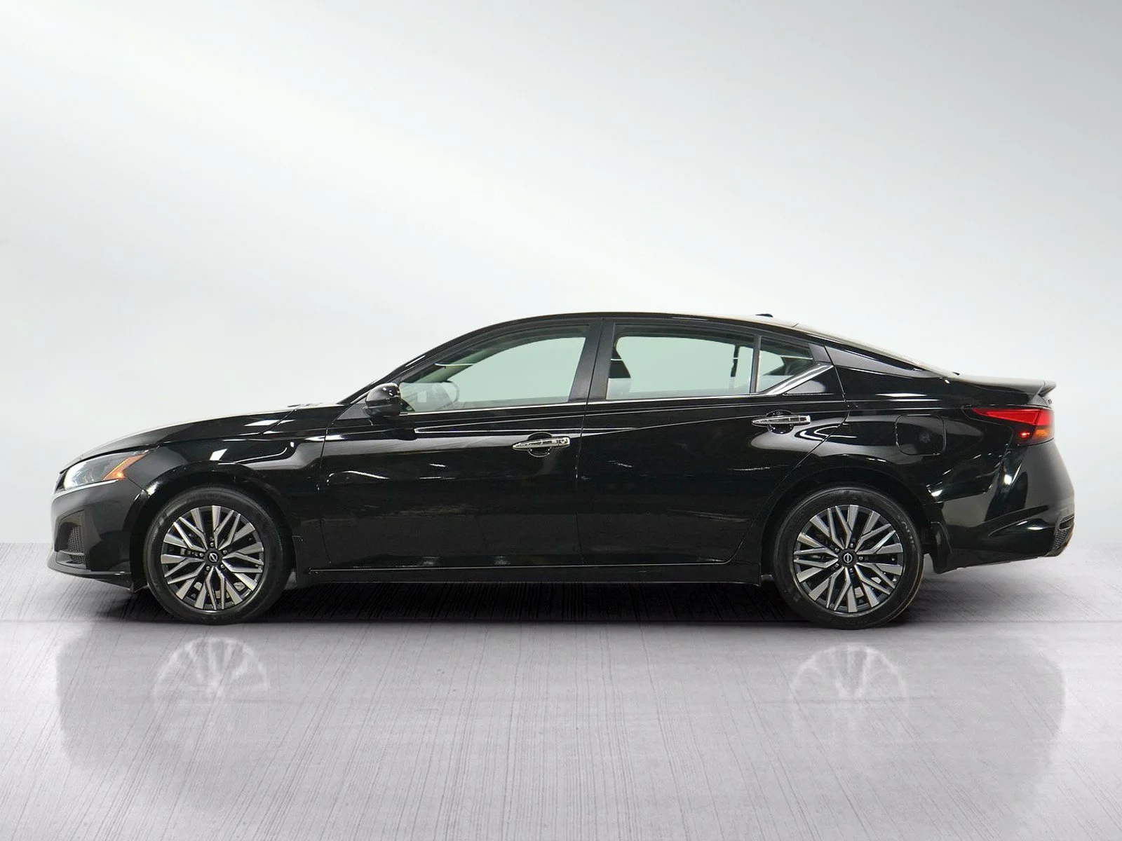 Used 2024 Nissan Altima SV with VIN 1N4BL4DW2RN337085 for sale in Burnsville, Minnesota