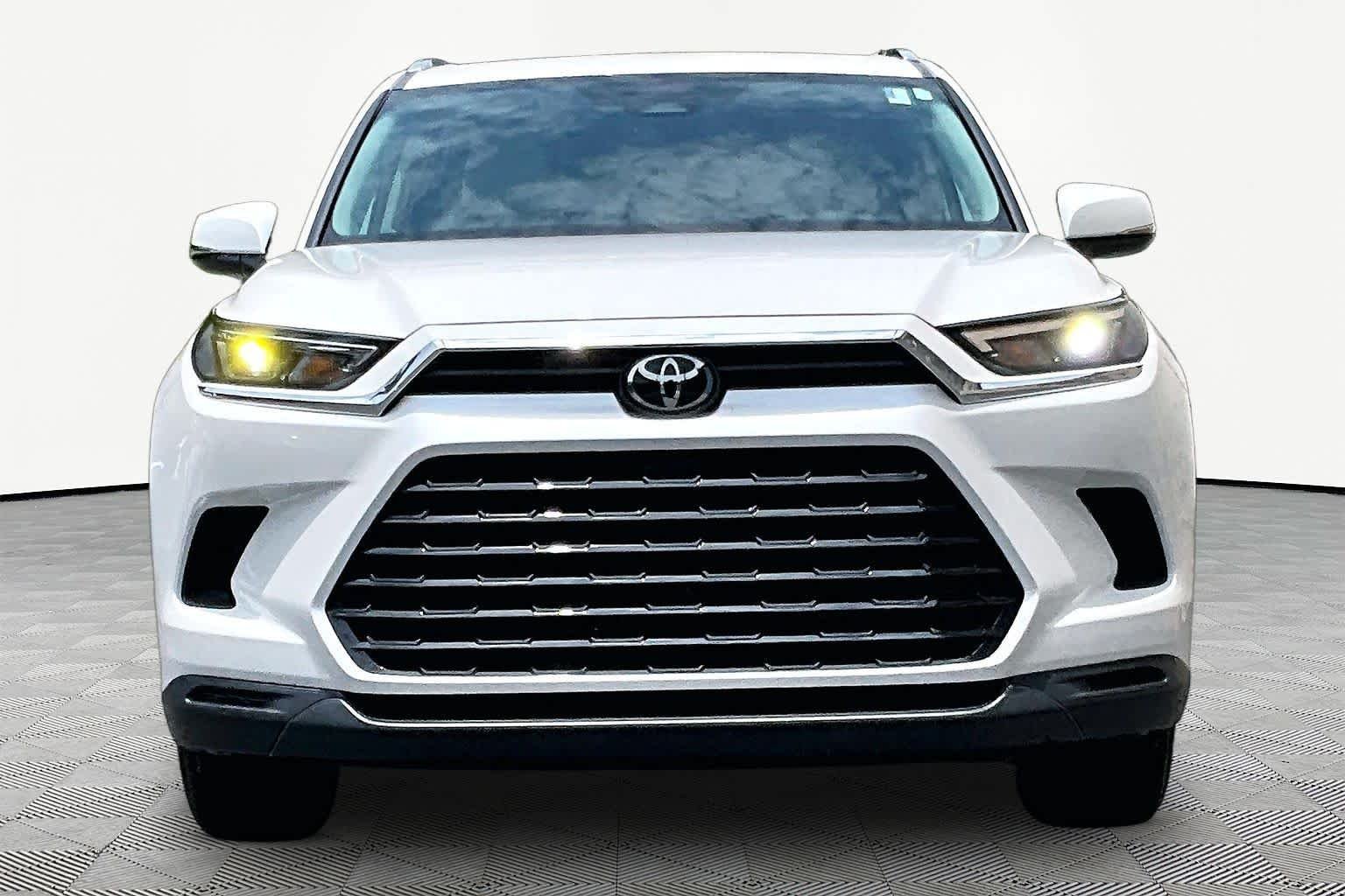 Used 2024 Wind Chill Pearl Toyota XLE image 4