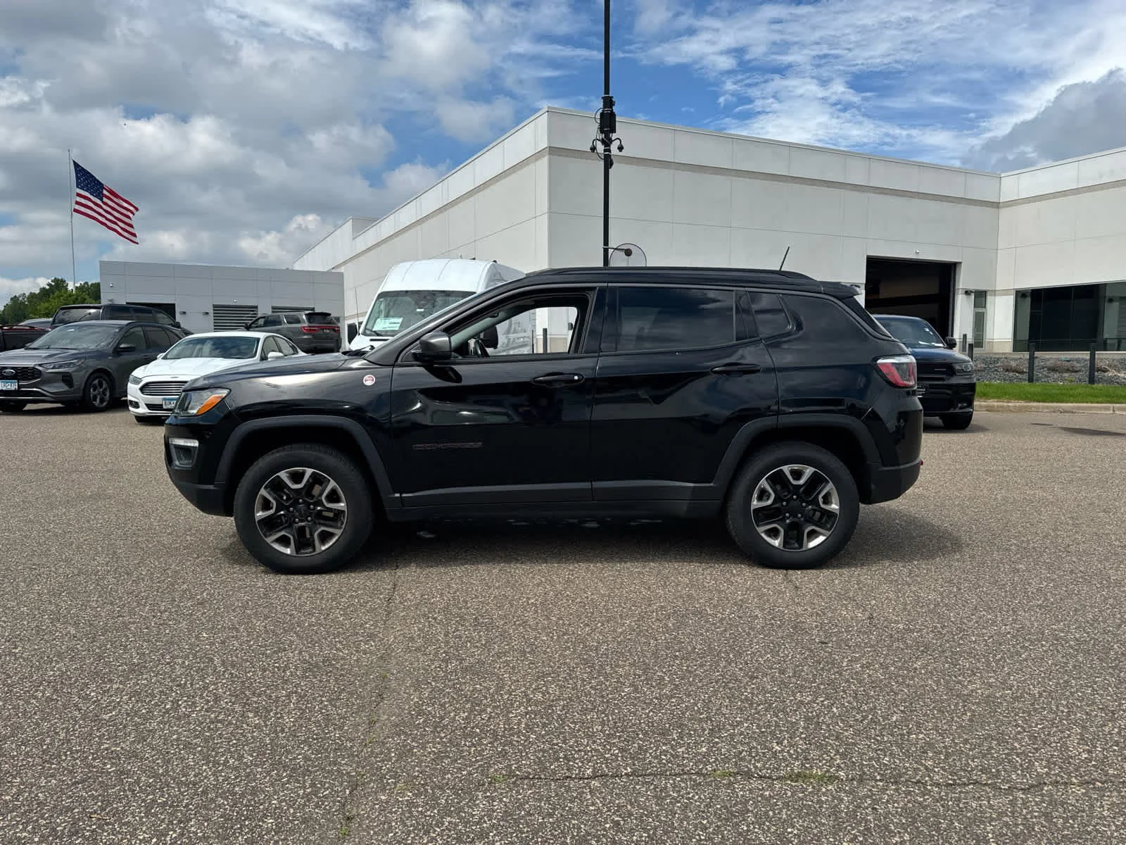 Used 2018 Diamond Black Crystal Pearlcoat Jeep Trailhawk image 4
