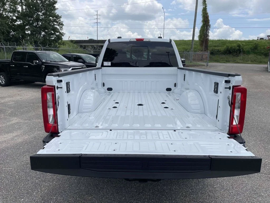 New 2026 Oxford White Ford XLT image 10