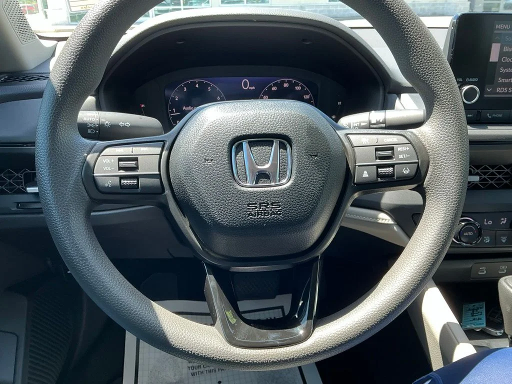 Used 2025 White Honda SE image 28
