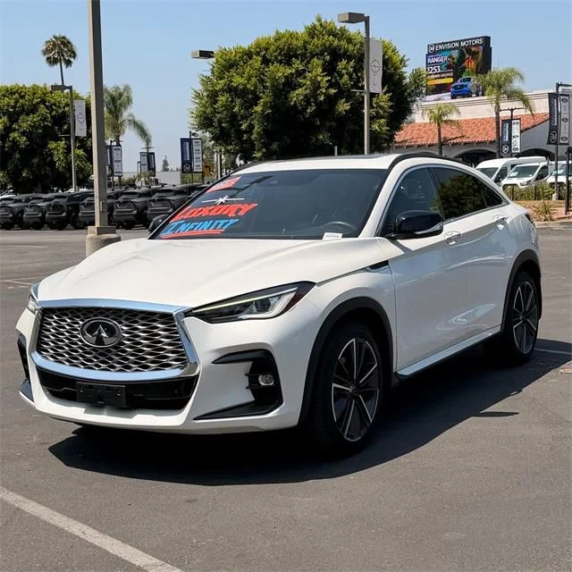 Used 2025 White INFINITI LUXE image 3