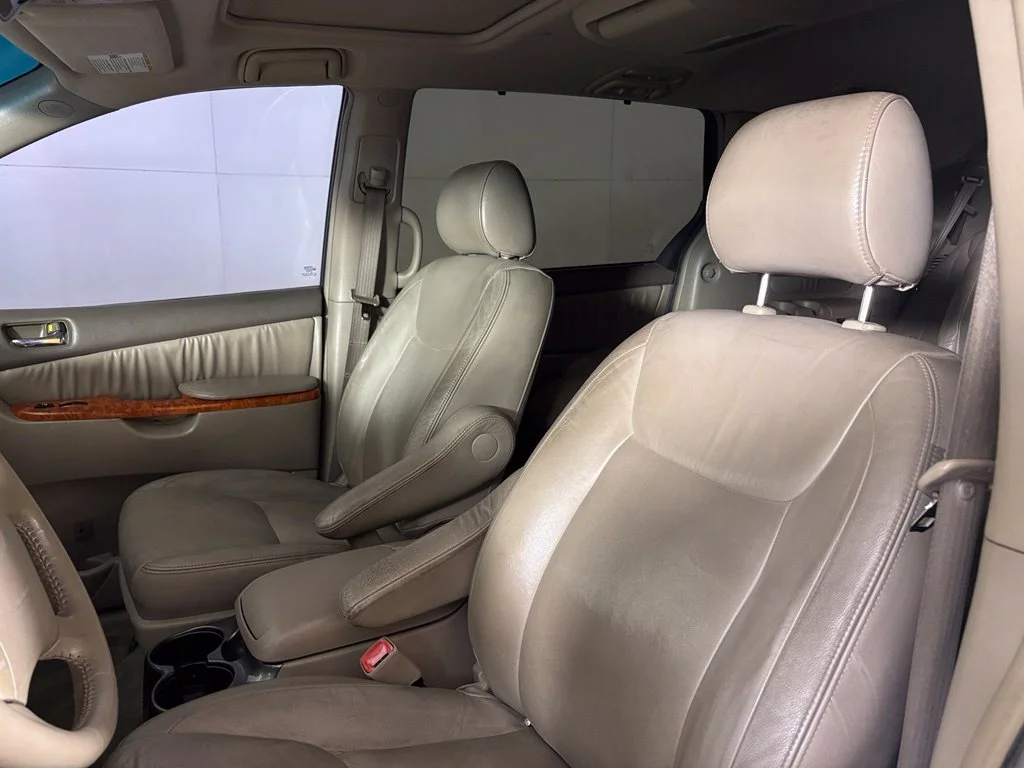 Used 2006 White Toyota XLE image 17