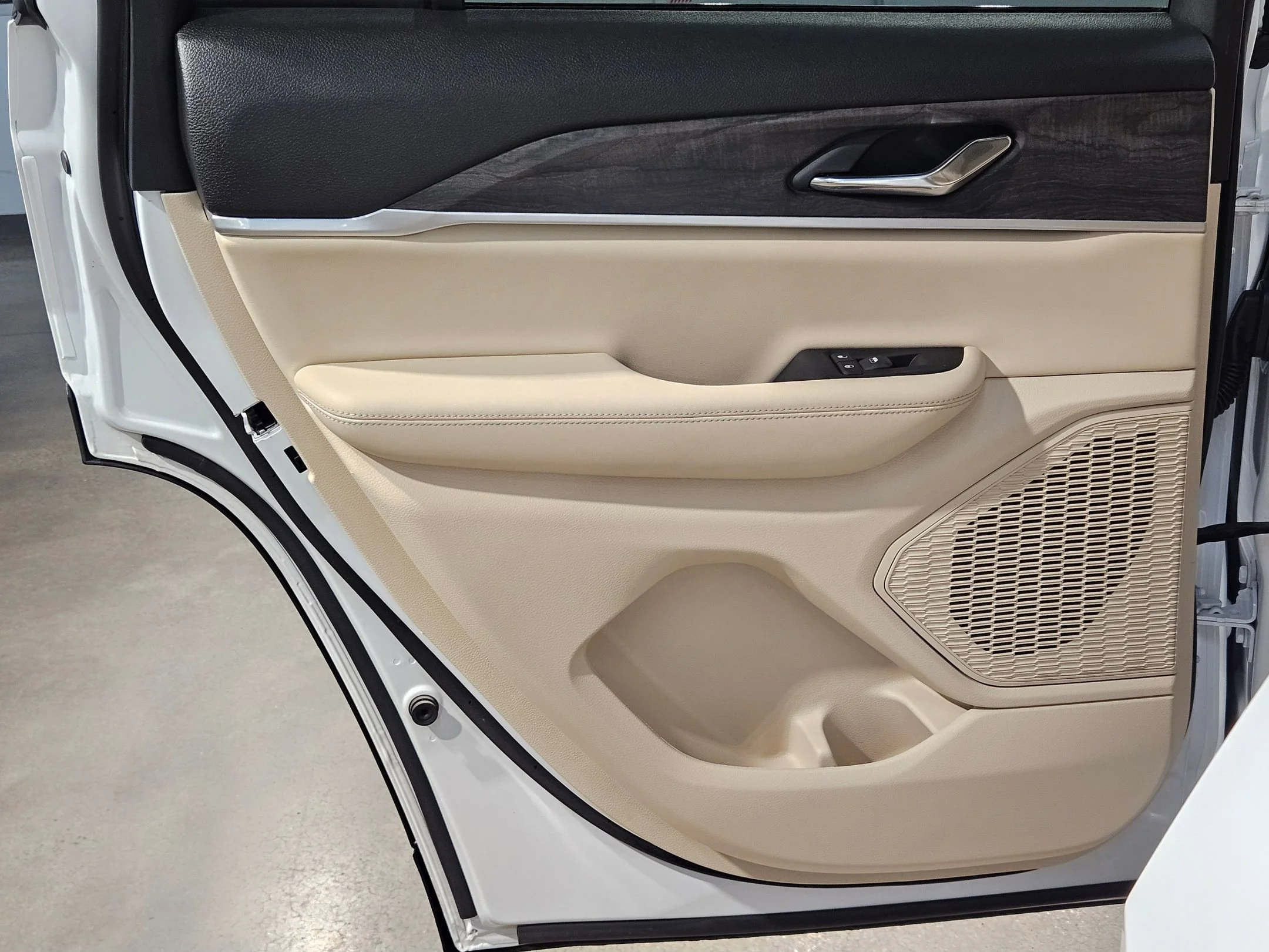 Used 2025 Bright White Clearcoat Jeep Limited image 35