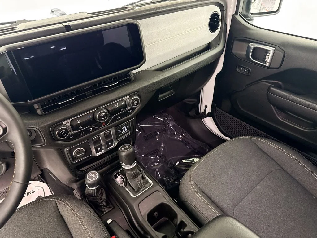 Used 2025 White Jeep Sport S image 22
