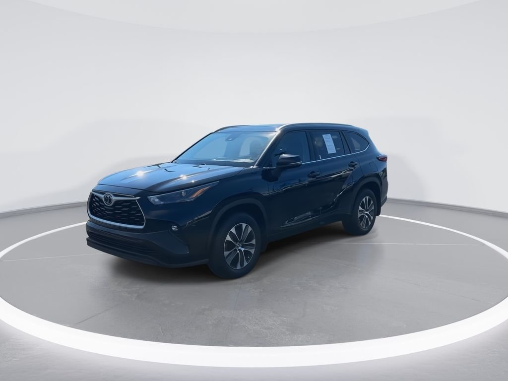 Used 2022 Black Toyota XLE image 4