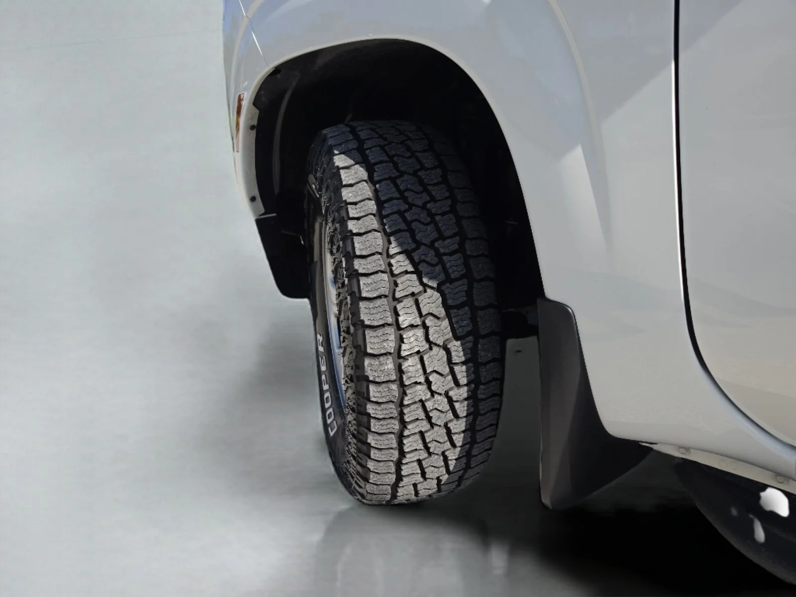 Used 2022 White Nissan S image 38