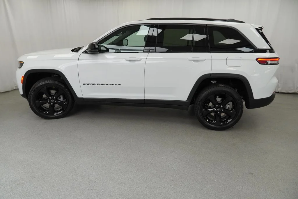 New 2027 Bright White Clear-Coat Paint Jeep Limited image 14
