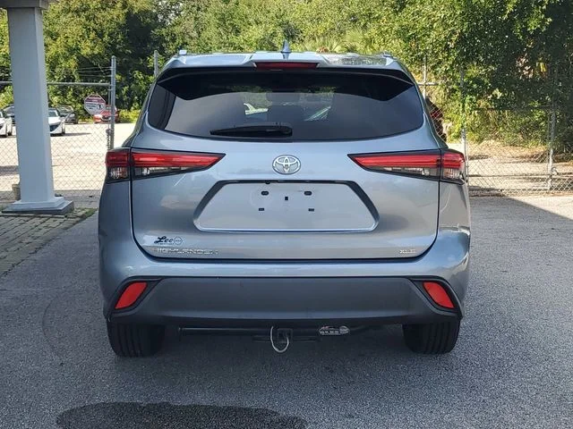 Used 2020  Toyota XLE image 9