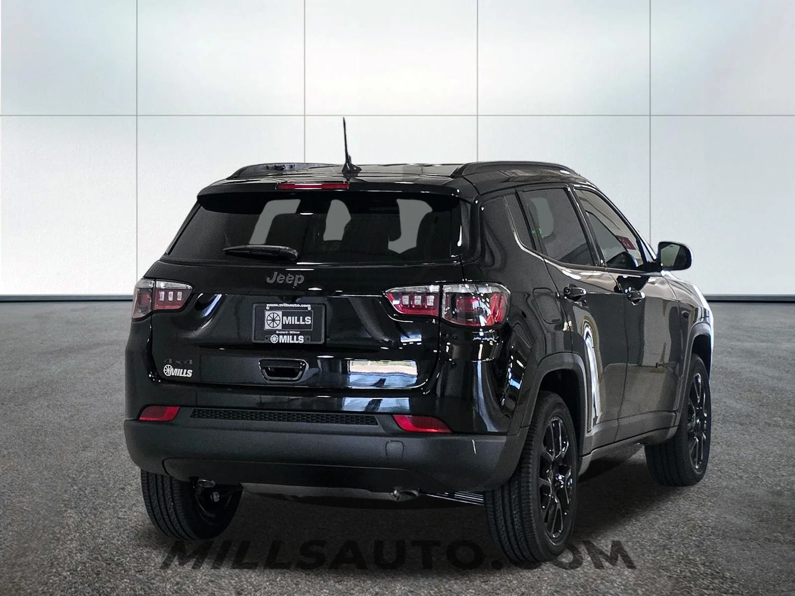 New 2026 Diamond Black Crystal Pearl-Coat Exterior Paint Jeep Latitude image 7