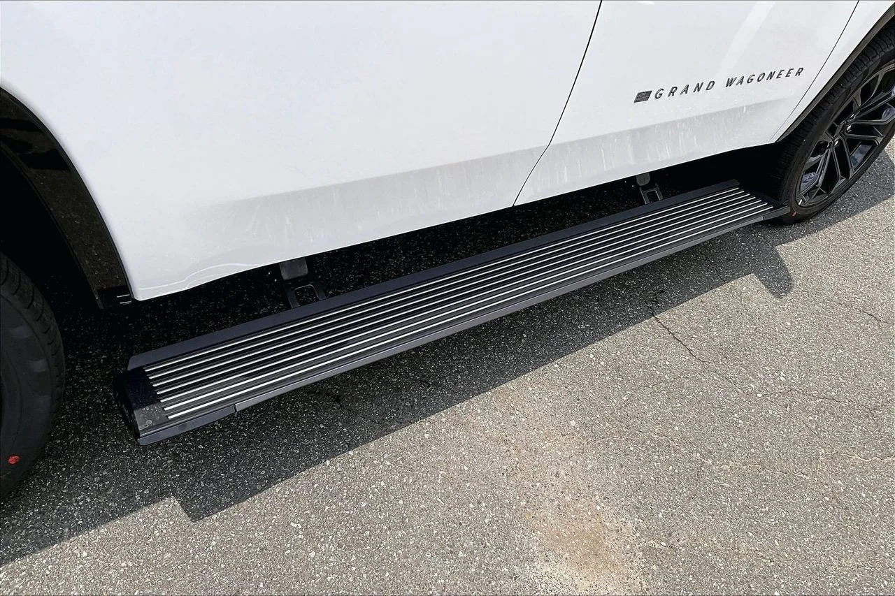 New 2026 Bright White Clearcoat Jeep Summit Obsidian image 9