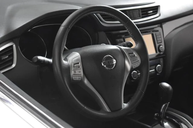 Used 2016 Silver Nissan SL image 19