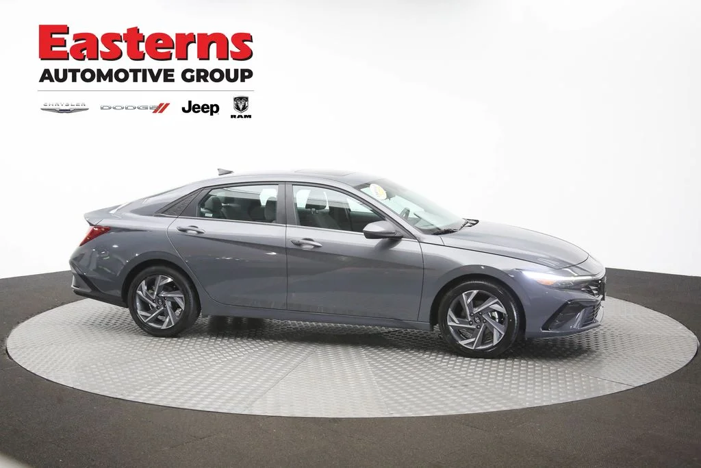 Used 2025 Gray Hyundai SEL Convenience image 47