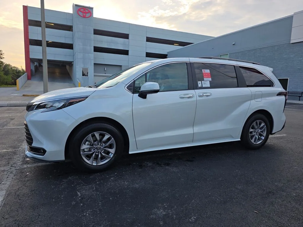 New 2026 Wind Chill Pearl <sup>1</sup> Toyota  XLE image 3
