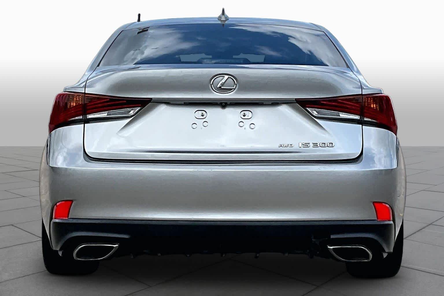 Used 2018 Atomic Silver Lexus  image 5