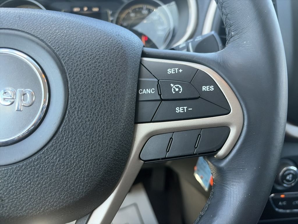 Used 2016 Bright White Clearcoat Jeep Latitude image 21