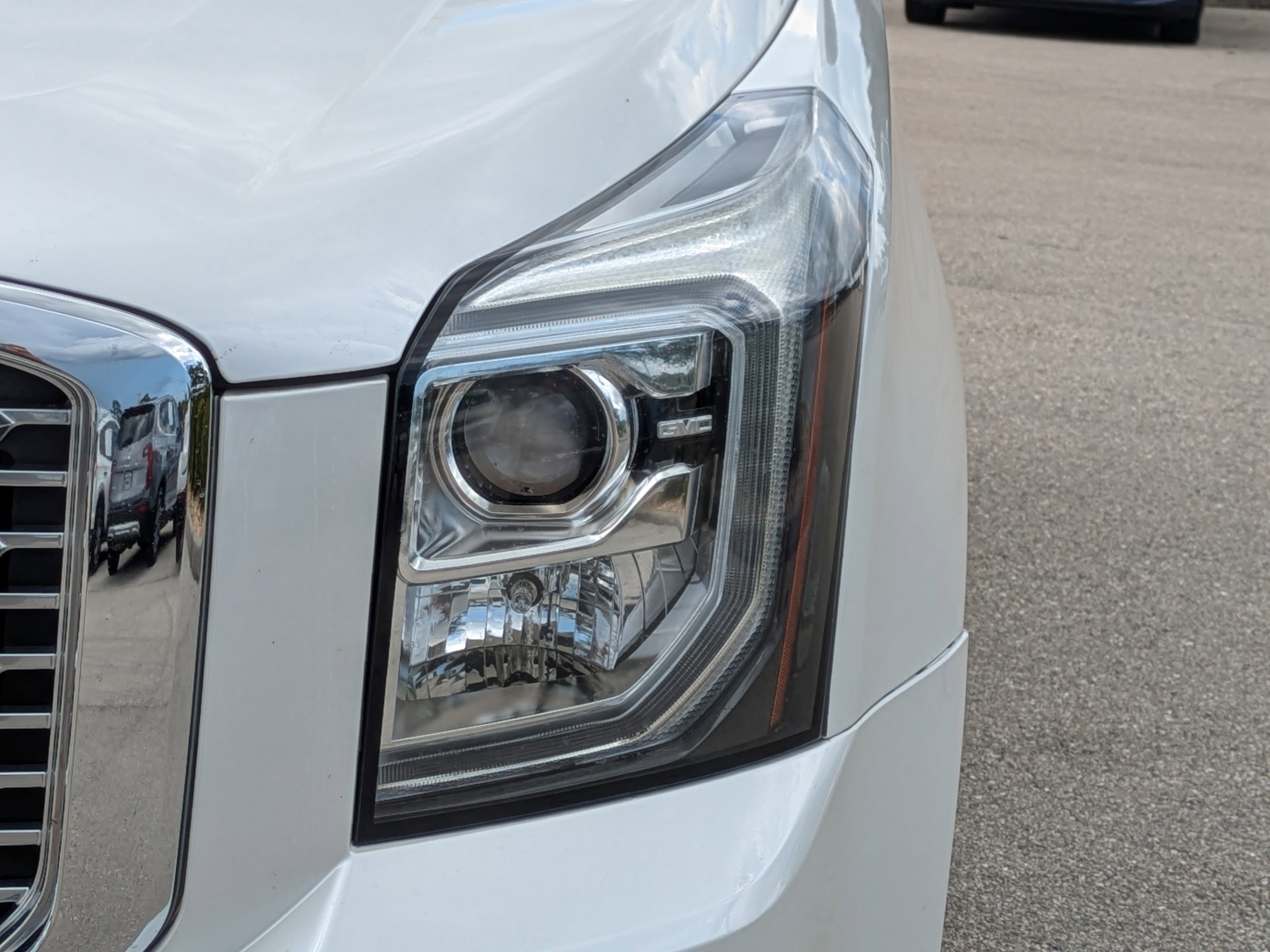 Used 2018 White Frost Tricoat GMC Denali image 10