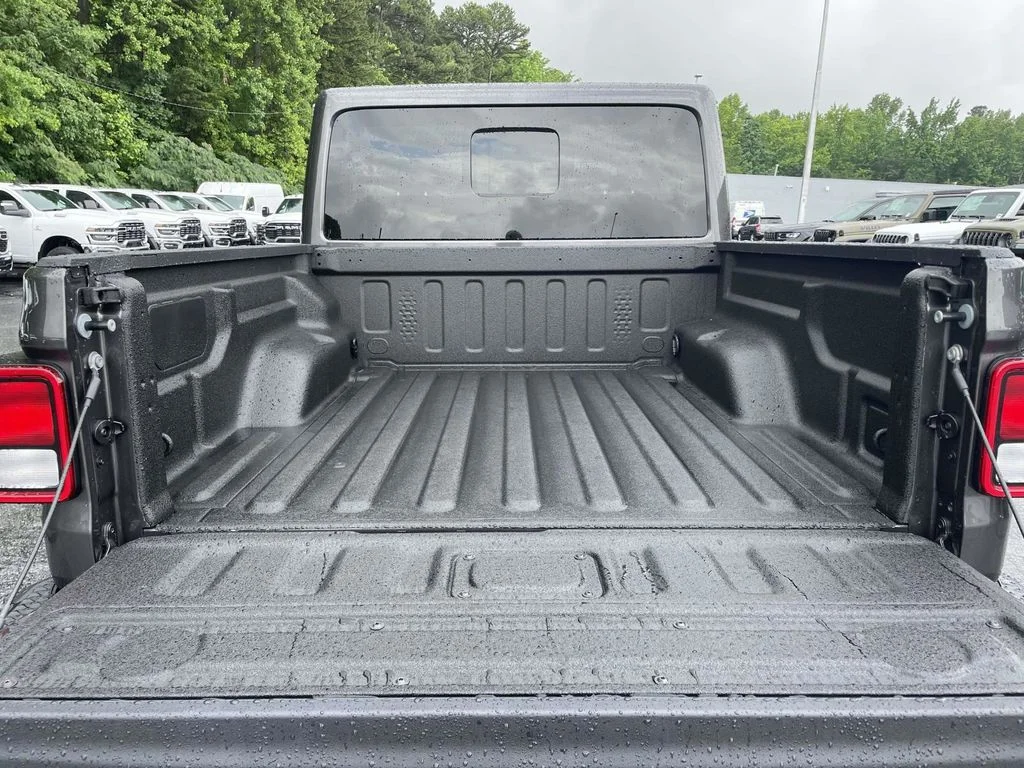 New 2026 Granite Crystal Metallic Clearcoat Jeep Sahara image 42
