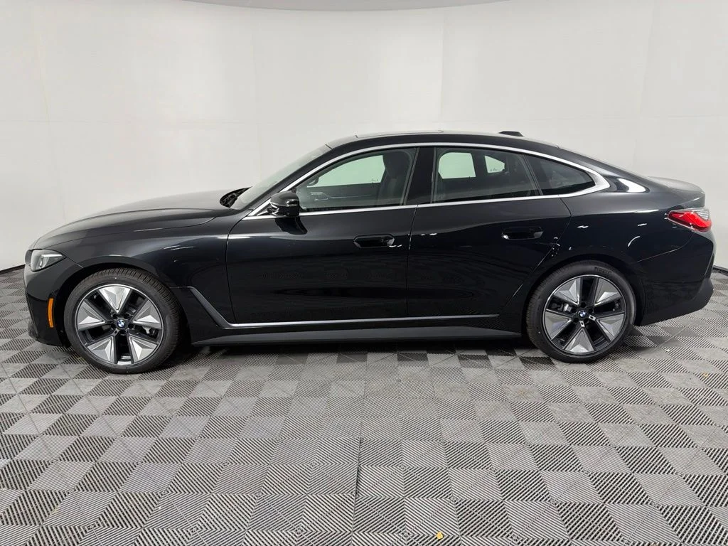 Used 2026 Black Sapphire Metallic BMW xDrive40 image 8