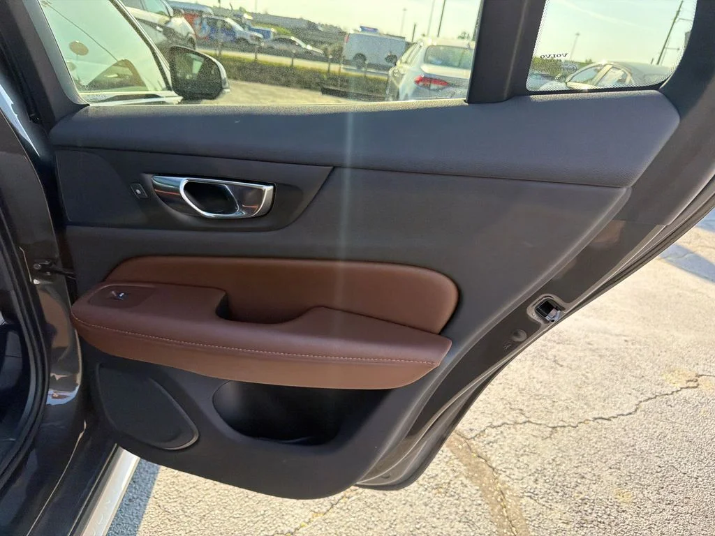 Used 2021 Green Volvo T5 image 16