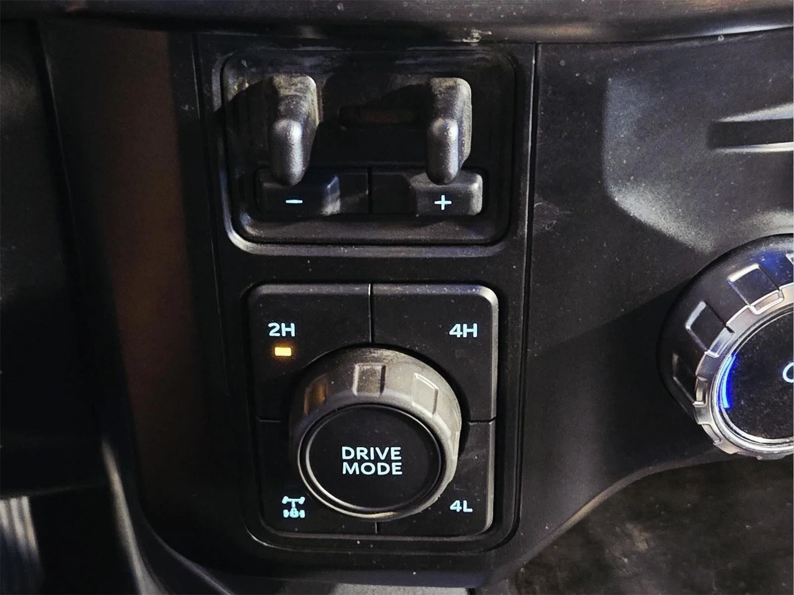 Used 2024 Iconic Silver Ford LARIAT image 36